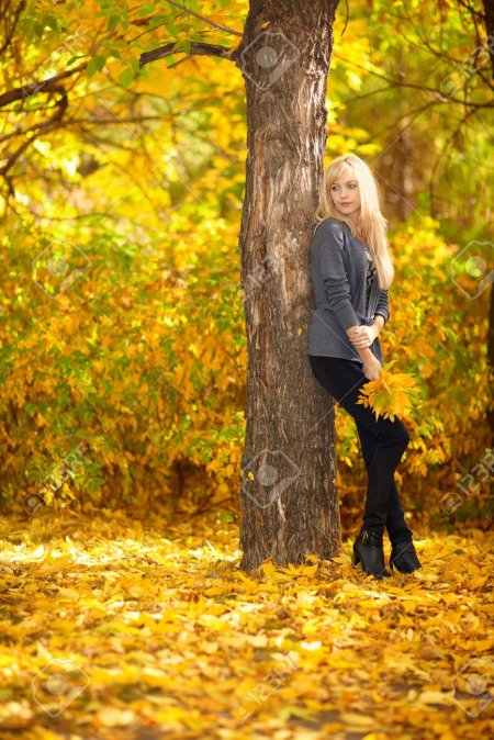 Блондинка в осеннем лесу