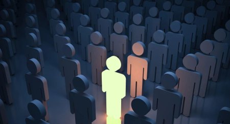 Человек выделяется из толпы