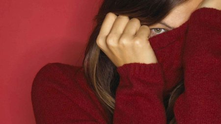 Девушка прикрывает лицо