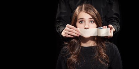 Девушка с закрытым ртом