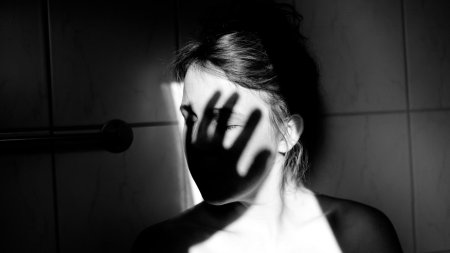 Девушка закрыла глаза