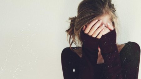 Девушка с закрытым лицом