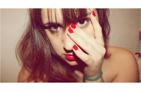 Девушка с красными глазами