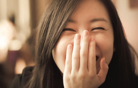 Закрытая улыбка