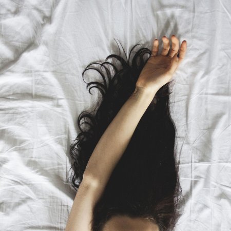 Девушка прикрывает лицо