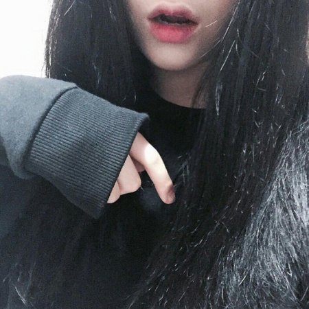 Девушка с черными волосами