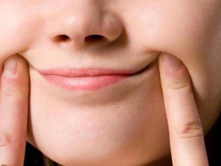 Улыбка с закрытым ртом