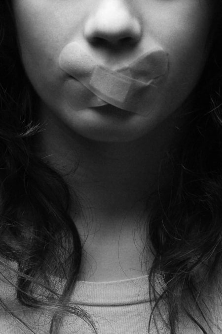 Девушка с закрытым ртом