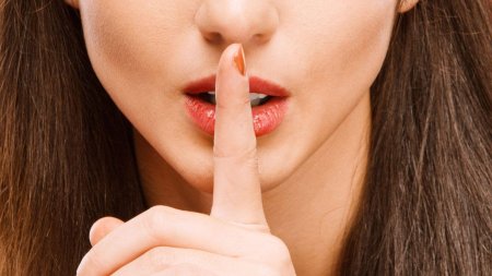 Палец у губ