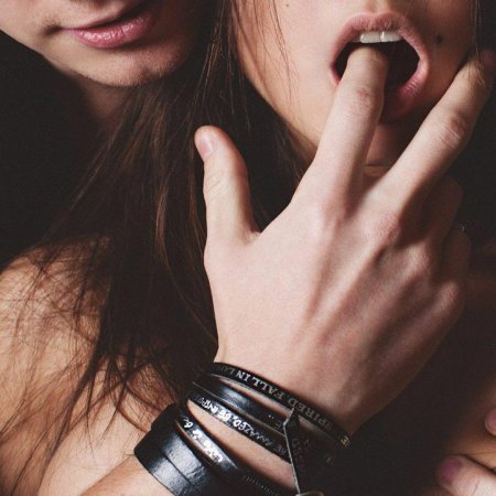 Палец во рту