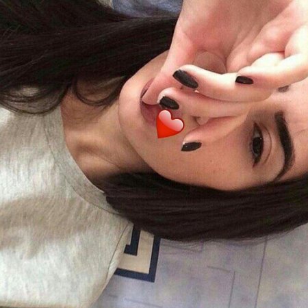 Селфи брюнетка