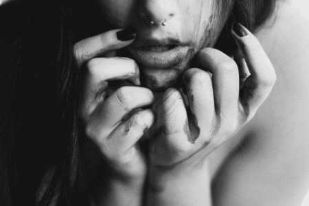 Девушка в истерике