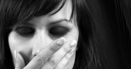 Женщина плачет