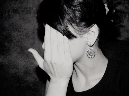 Девушка плачет