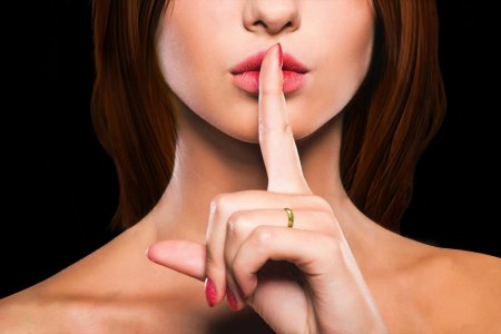 Палец у рта