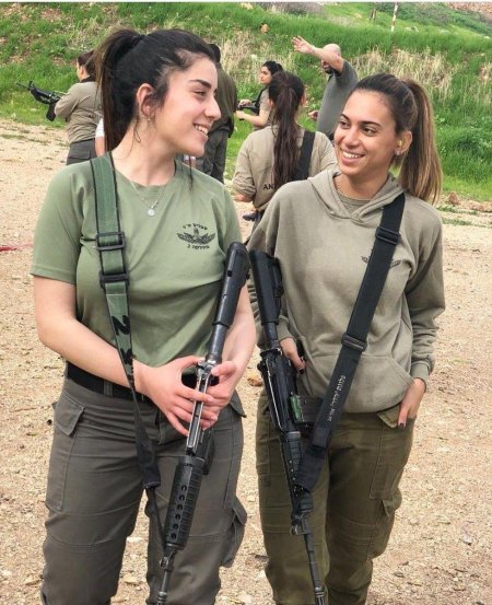 Израильские военные девушки в гражданском