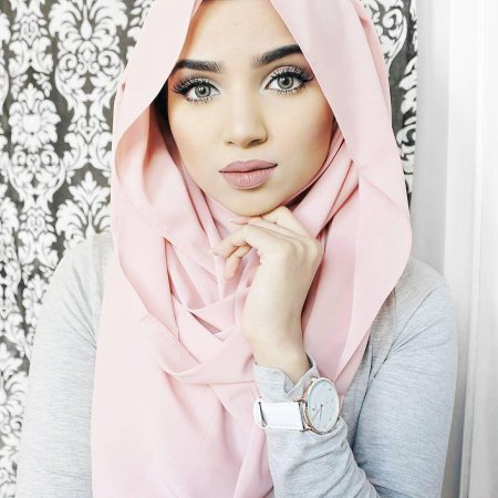 Красивая мусульманка в хиджабе