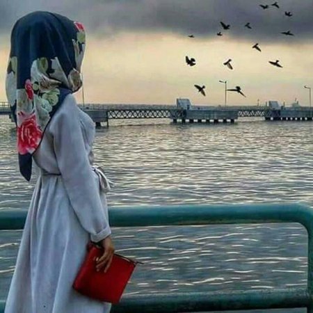 Девушка в хиджабе со спины