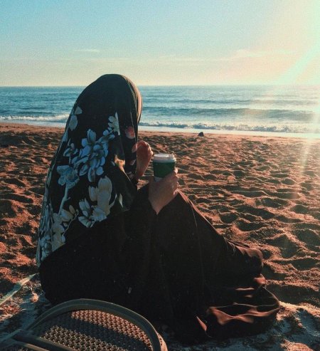 Мусульманки в платках со спины