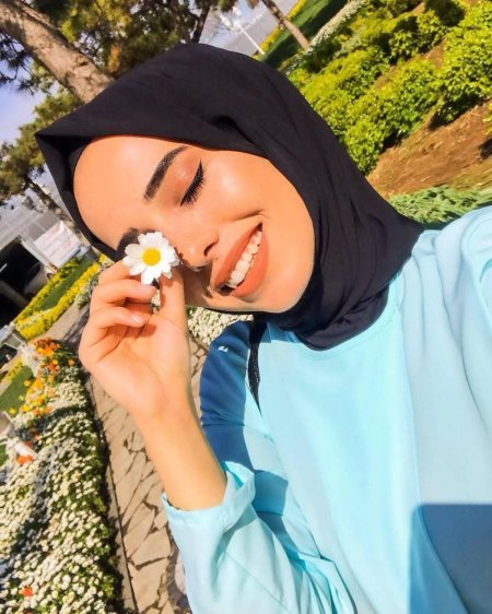 Красивая девушка в хиджабе