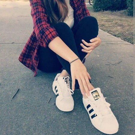 Красивые девушки в кроссовках