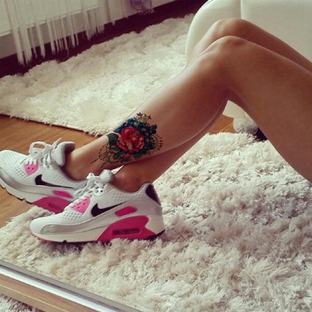 Ножки в кроссовках