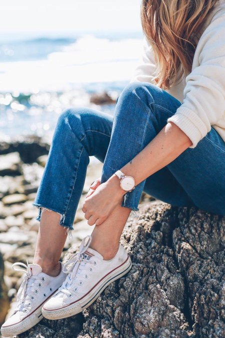 Девушка в кедах