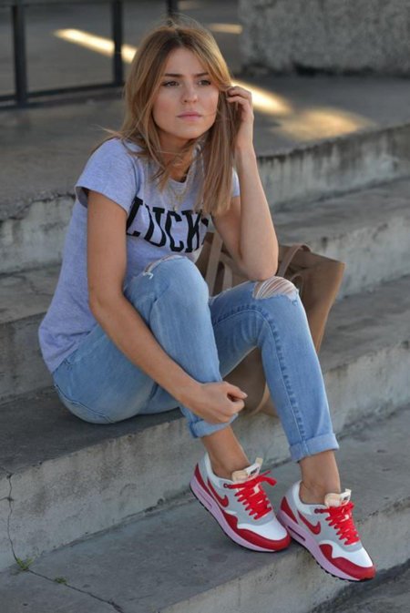 Красивые девушки в кроссовках