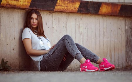 Красивые девушки в кроссовках