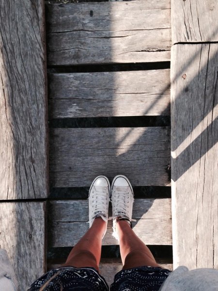 Ноги в кедах