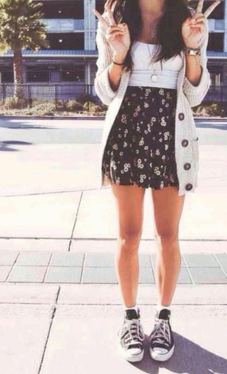 Девушка в платье и кроссовках