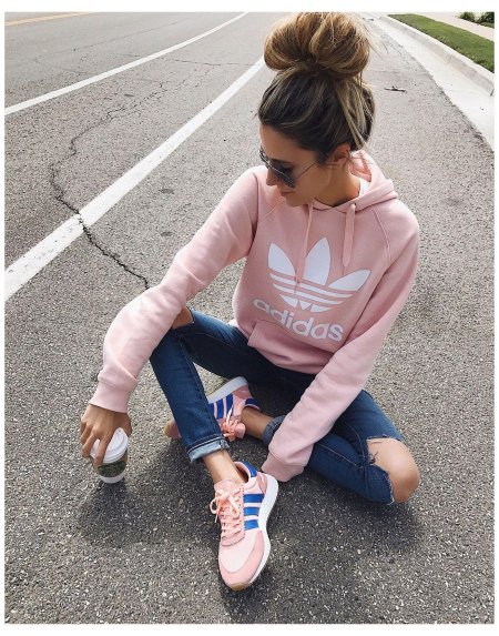 Красивые девушки в кроссовках