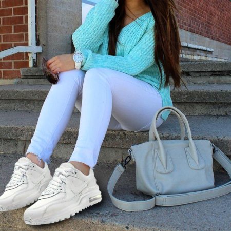 Девушка в белых кроссовках