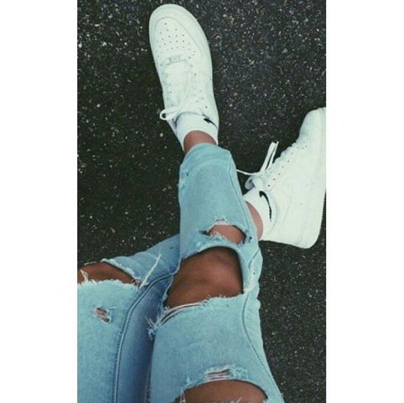 Ноги в кроссовках