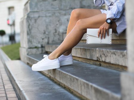 Белые кроссовки