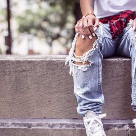 Девушка в рваных джинсах