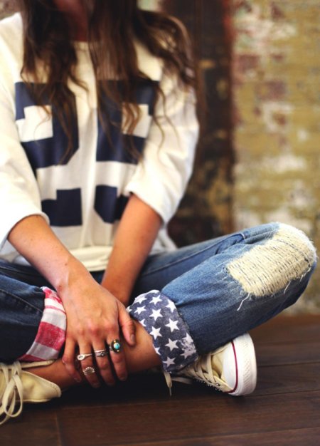 Девушка в рваных джинсах