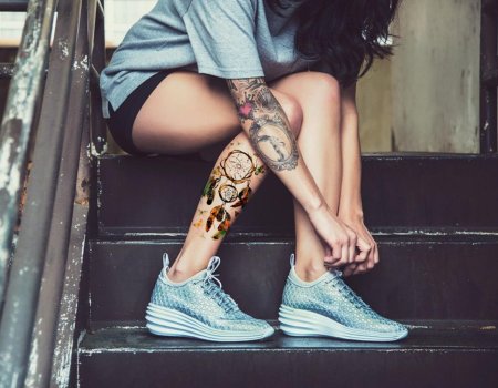 Девушка в кроссовках