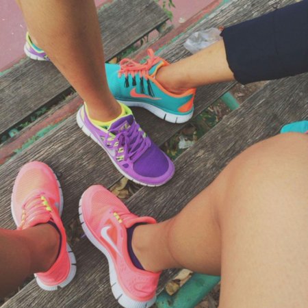 Женские ноги в кроссовках