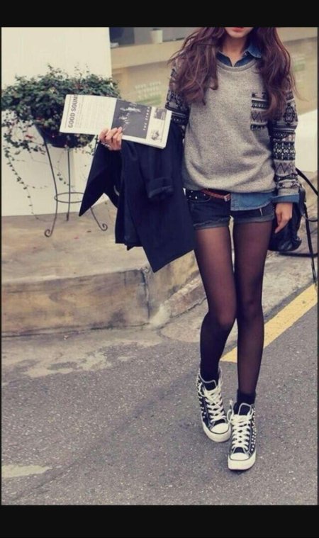 В шортах и колготках