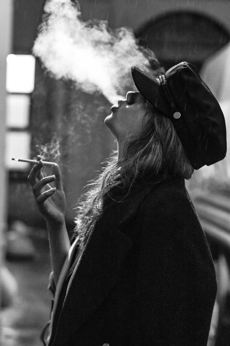 Девушка в дыму