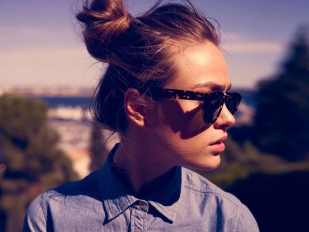 Девушка с пучком