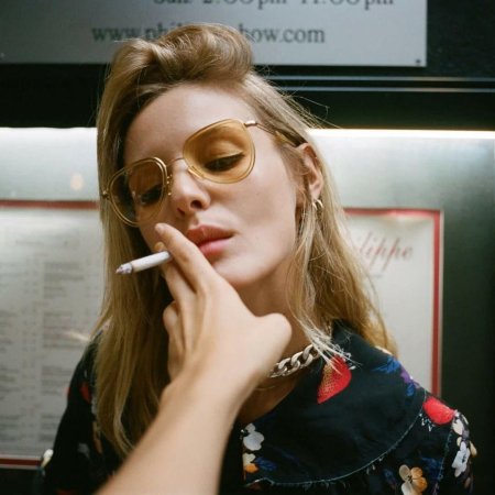 Девушки с сигаретой