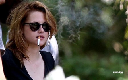 Кристен стюарт курит