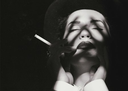Женщина с сигаретой