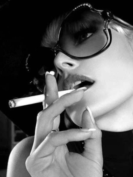 Красивая девушка с сигаретой