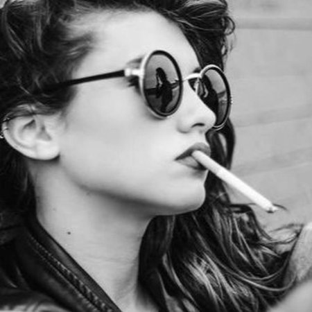 Девушка с сигаретой