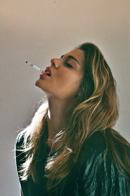 Девушка с сигаретой