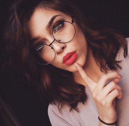 Девушка в круглых очках
