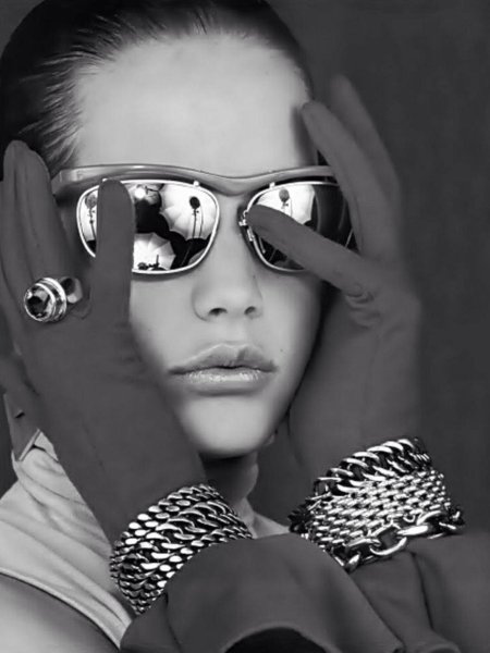 Стильная девушка в очках